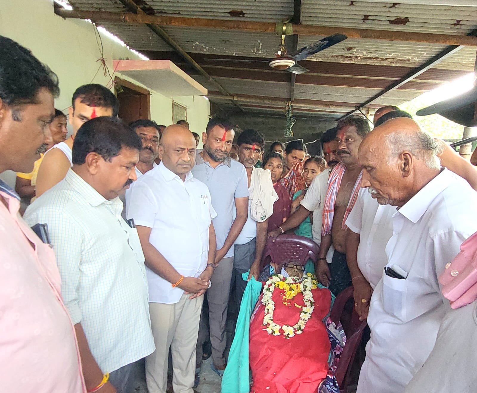 వెంకటమ్మ పార్థివ దేహానికి నివాళులు. అర్పించిన మాజీ ఎమ్మెల్యే చల్లా