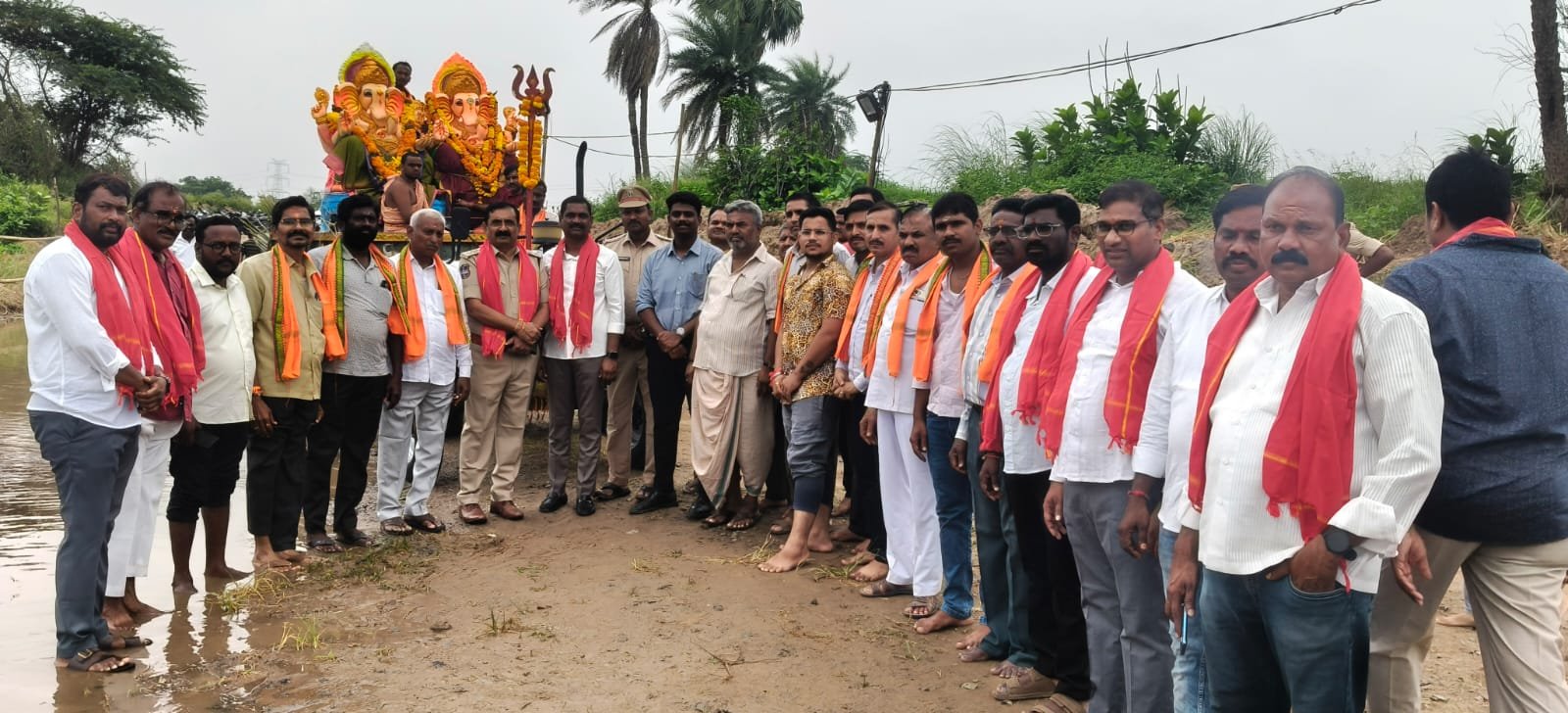 గణనాథుడి నిమజ్జనం ప్రారంభించిన మున్సిపల్ చైర్మన్ పావుశెట్టి సునీల్ కుమార్ - Additional Image
