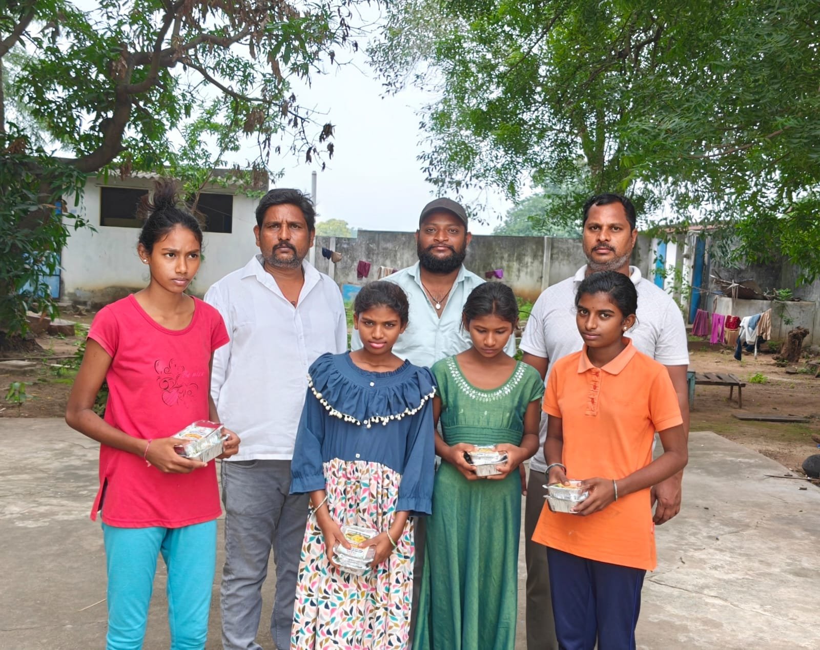 అనాథ పిల్లలకు ఎన్టీఆర్ ఫౌండేషన్ ఆధ్వర్యంలో అన్నదానం - Additional Image