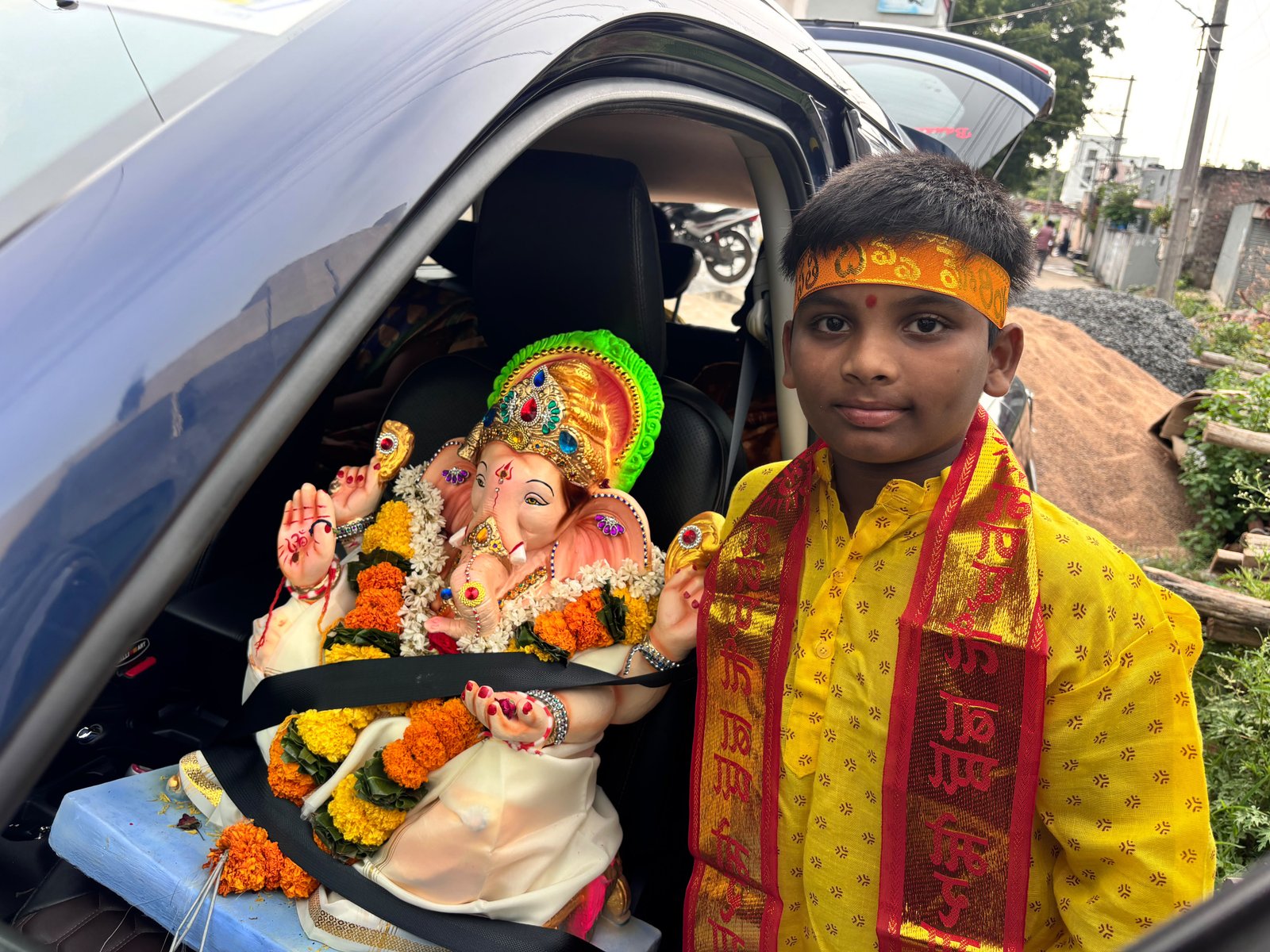 సీటు బెల్టు పెట్టుకుని నిమజ్జనానికి బయలుదేరిన గణనాథుడు.. - Additional Image