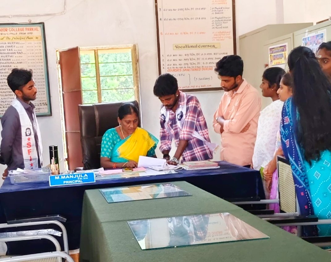 పరకాల ప్రభుత్వ జూనియర్ కళాశాలలో నెలకొన్న సమస్యలు  పరిష్కరించాలి   ఎస్ఎఫ్ఐ ఆధ్వర్యంలో కళాశాల ప్రిన్సిపాల్ కి వినతి - Additional Image