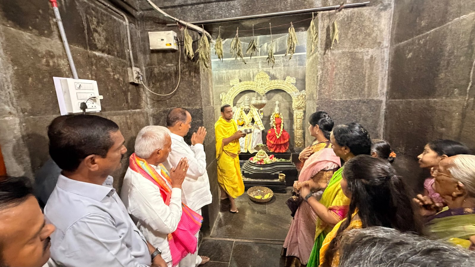 శ్రీ భవానీ కుంకుమేశ్వర స్వామి దేవాలయ కమిటీ ప్రమాణ స్వీకార కార్యక్రమంలో పాల్గొన్న పరకాల శాసనసభ్యులు  రేవూరి ప్రకాశ్ రెడ్డి - Additional Image