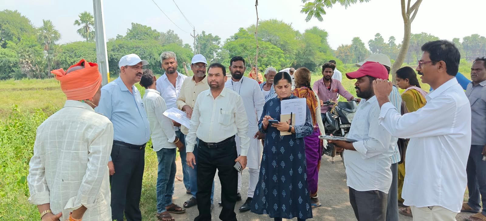 భూముల రీసర్వేతో సమస్యలకు పరిష్కారం - Additional Image