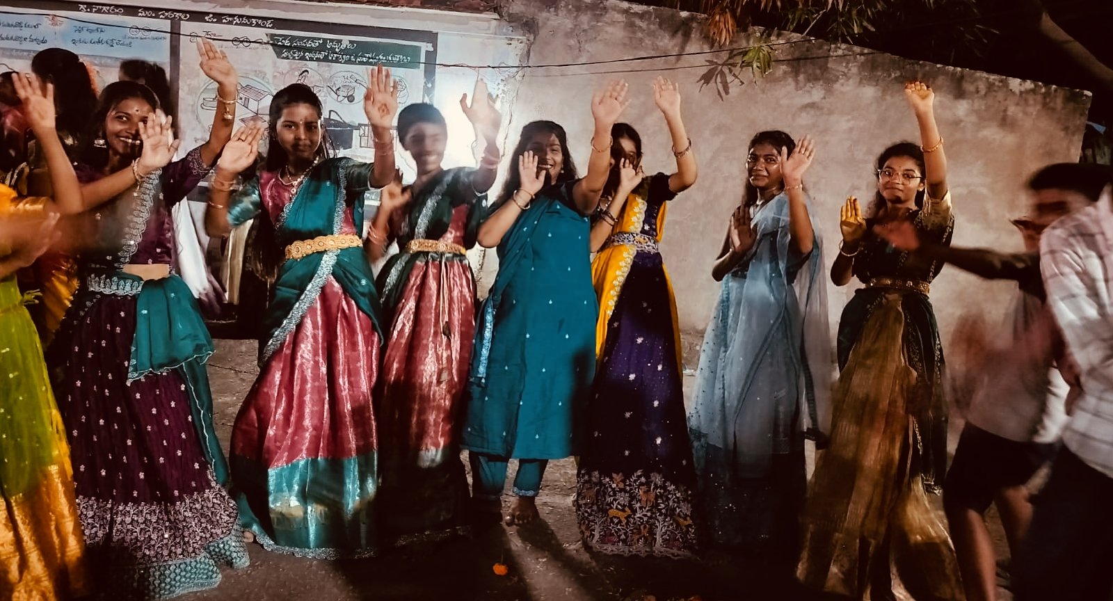 తొలిరోజు బతుకమ్మ వేడుకలలో   యువతుల సంబరాలు - Additional Image